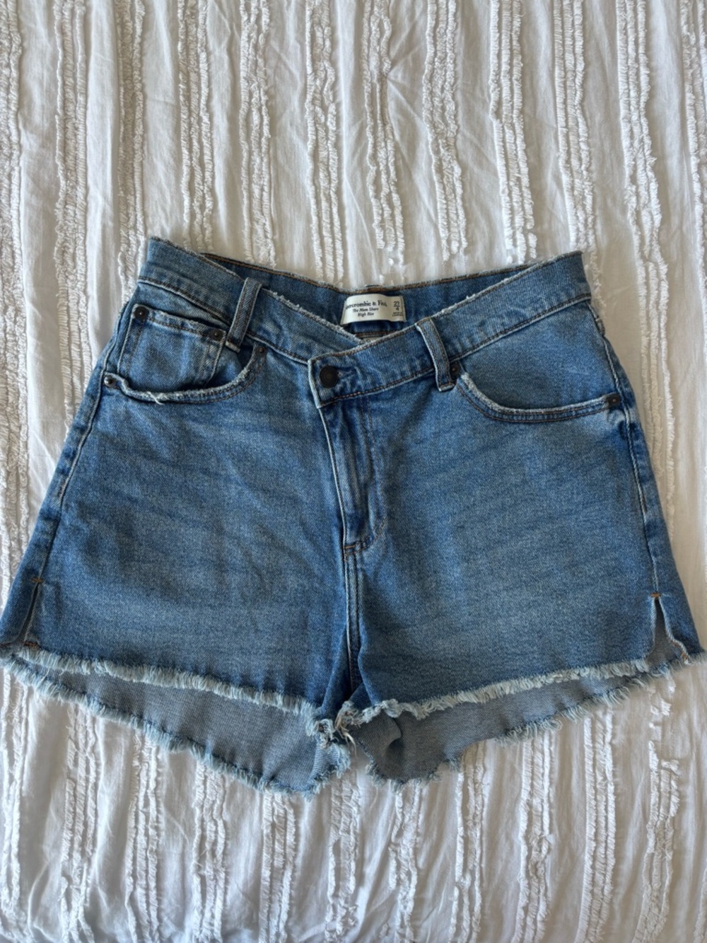 Abercrombie & Fitch High Rise Mom Shorts Light Wash Denim Size 4